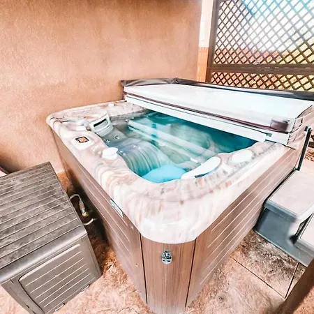 Peaceful Falcon Hot Tub Pet Friendly 3 King Beds